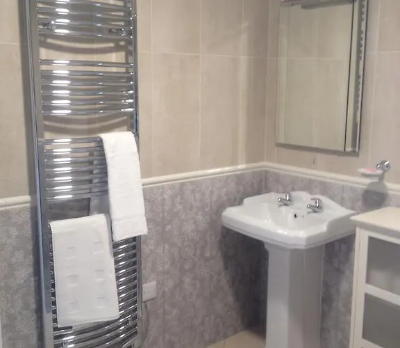 Дом отдыха 5 Bedroom Town House Дангарван